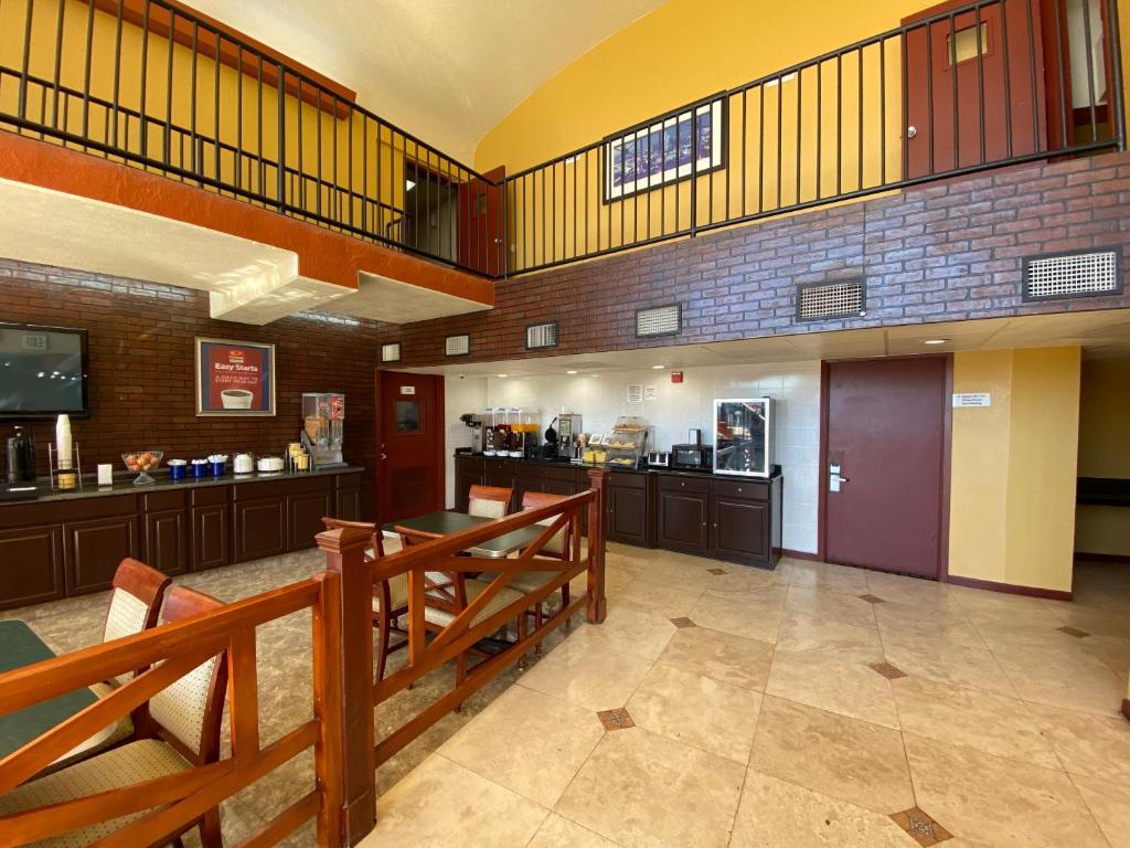 Kuchyň nebo kuchyňský kout v ubytování Rose City Inn & Suites