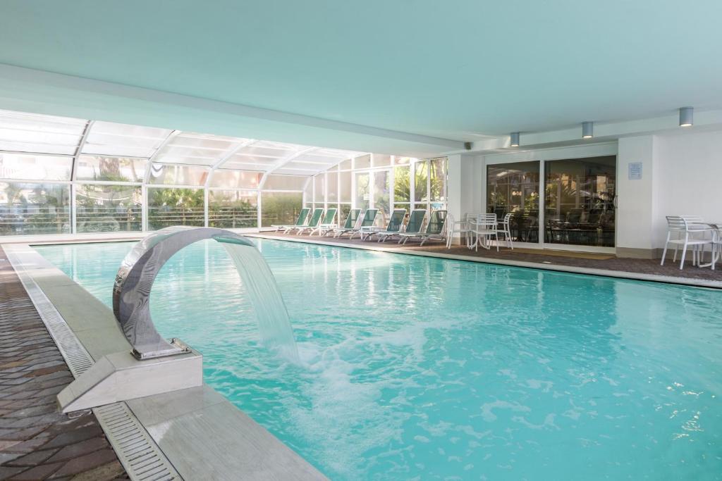 uma piscina com escorrega num edifício em Hotel Bassetti em Cervia