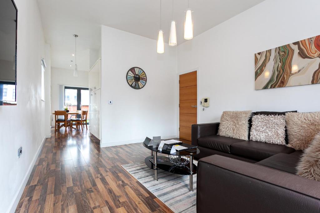 uma sala de estar com um sofá e uma mesa em Dreamhouse Apartments Manchester City West em Manchester