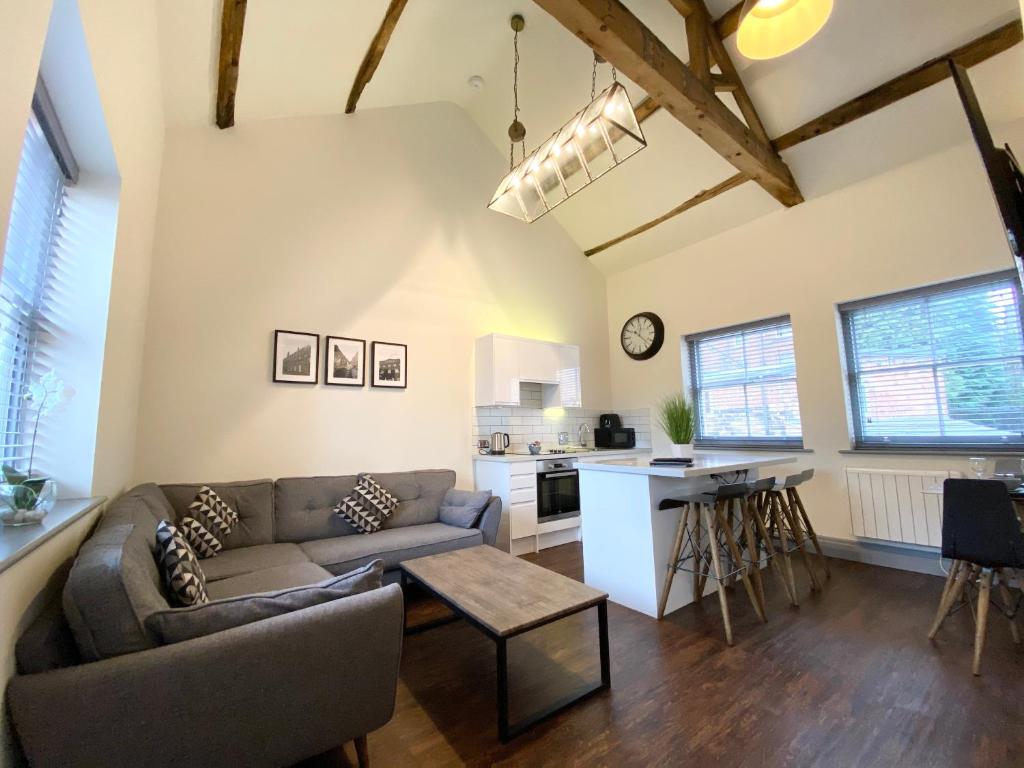 Posezení v ubytování Loft at The Coach House Apartments