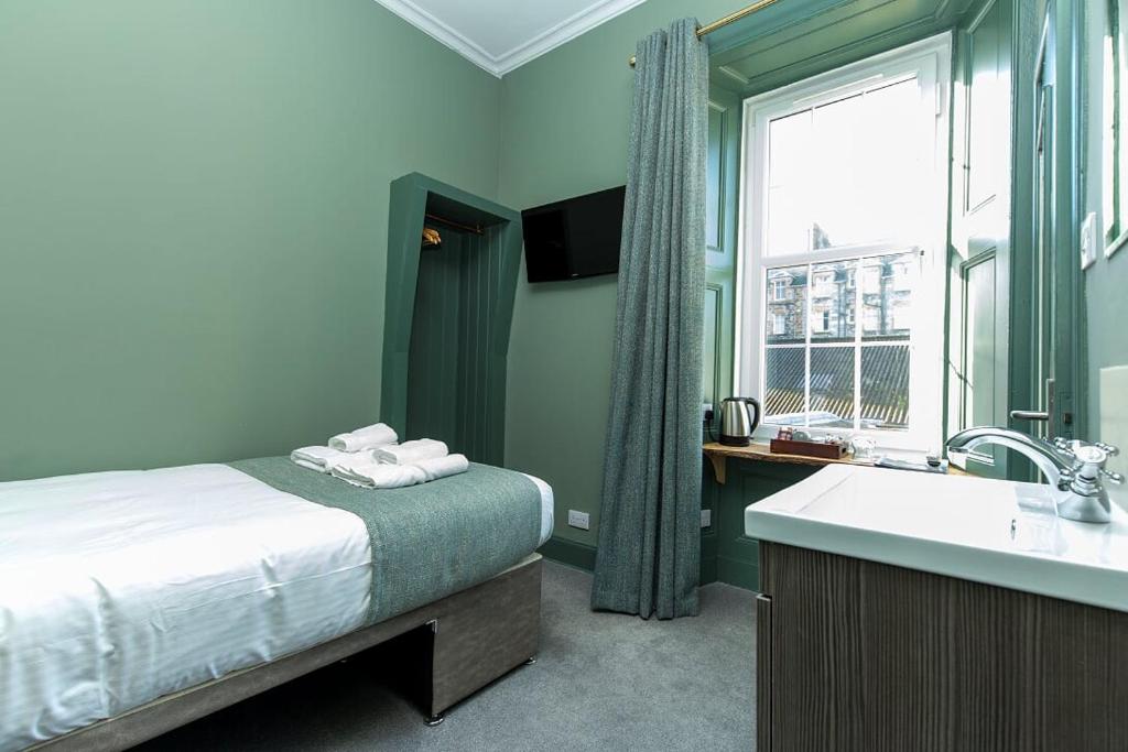 Uma cama ou camas num quarto em The Whisky Vaults