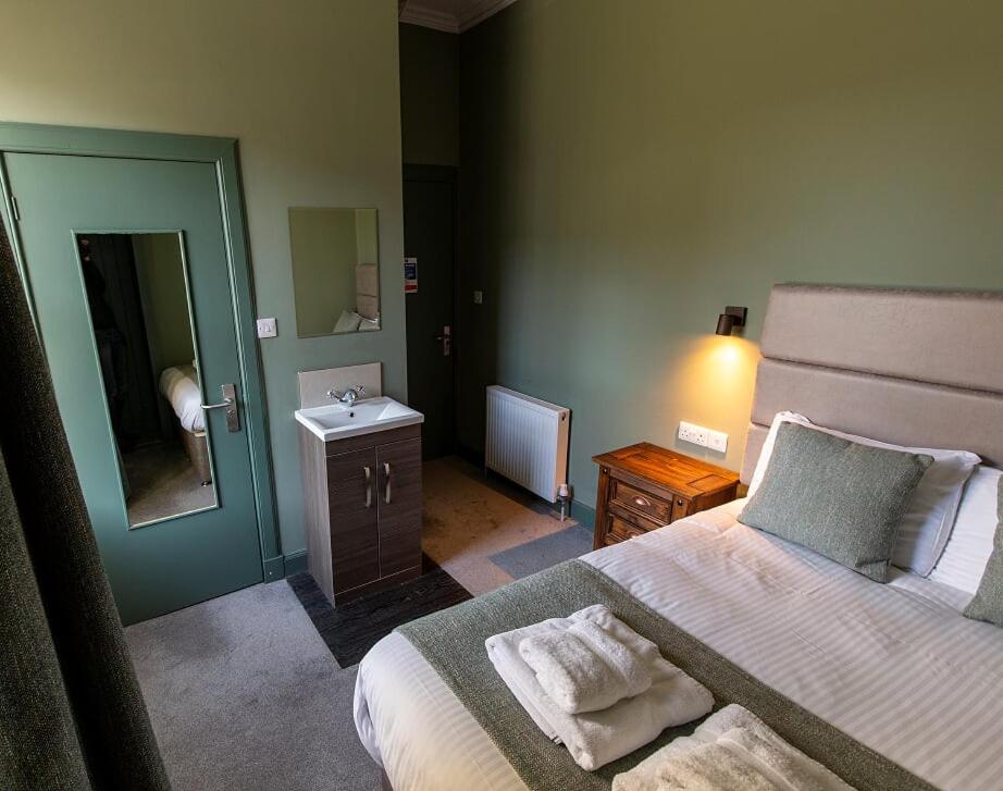 Uma cama ou camas num quarto em The Whisky Vaults