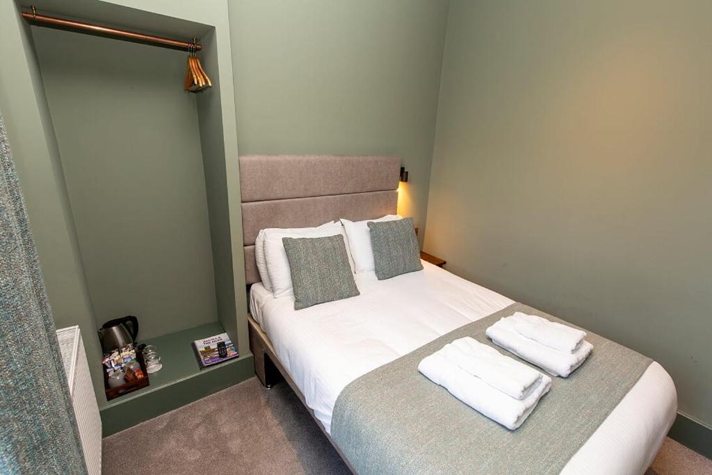 Uma cama ou camas num quarto em The Whisky Vaults