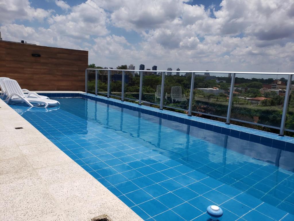 una piscina en la azotea de un edificio en START Villa Morra Rent Apartments en Asunción