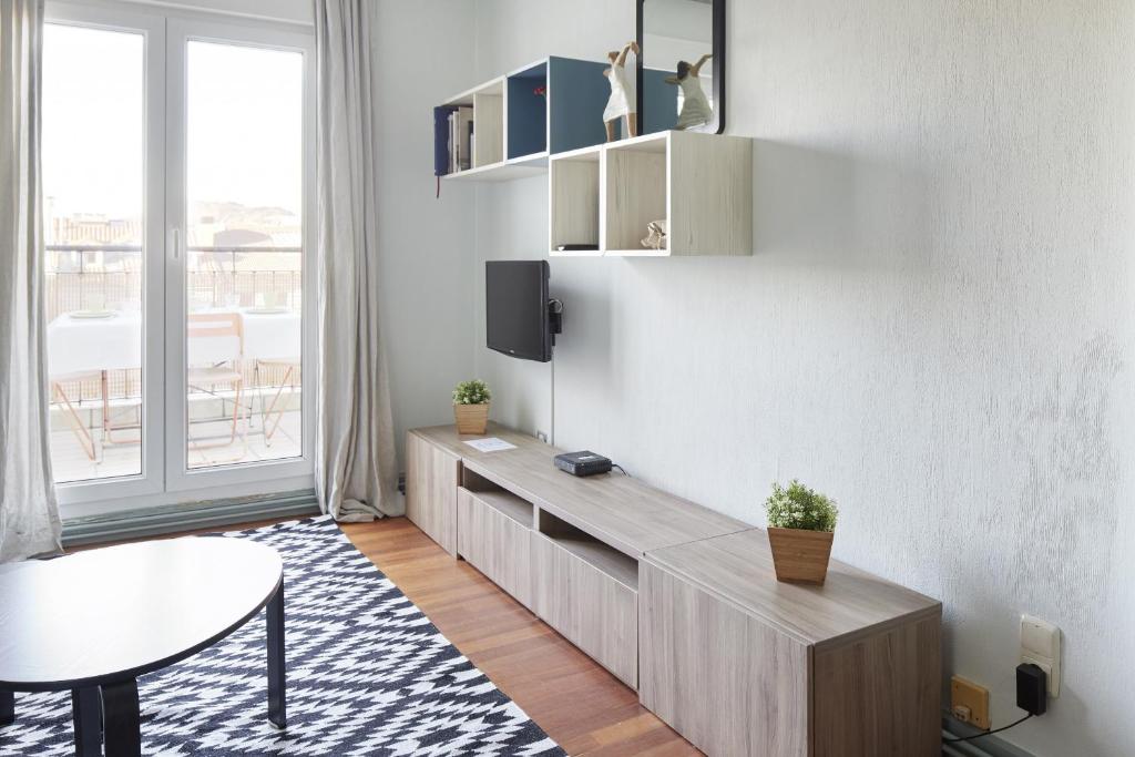 A television and/or entertainment centre at Marrubi - Basque Stay