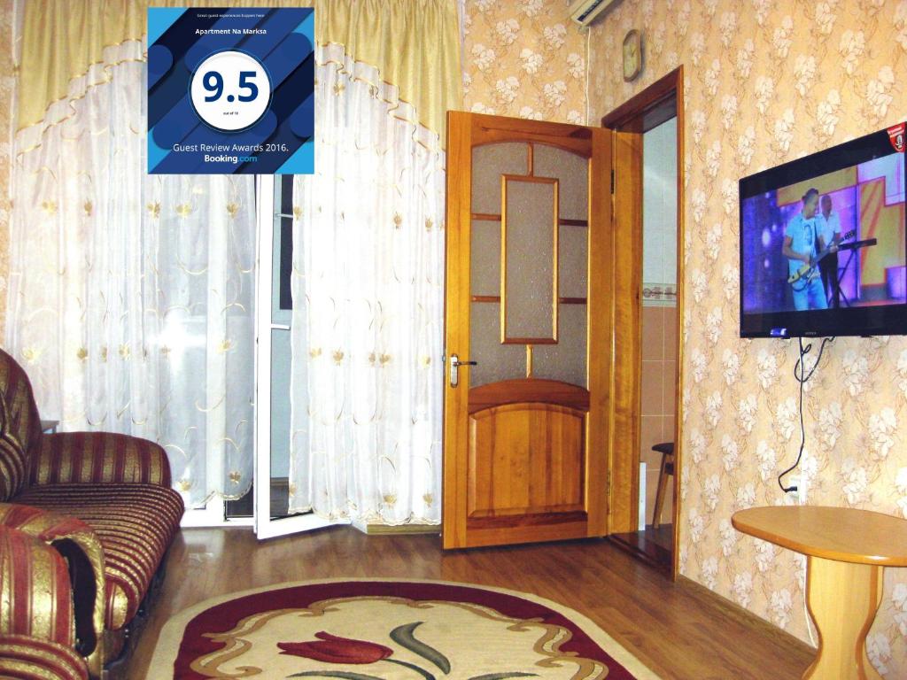 Una televisión o centro de entretenimiento en Apartment Na Marksa