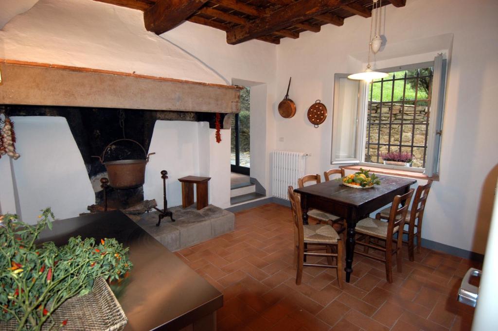 uma sala de estar com uma mesa e uma lareira em Il Pezzatino em Rufina