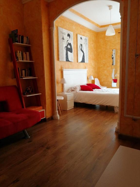 sypialnia z łóżkiem i półką na książki w obiekcie Hospedaje Menendez Pelayo w mieście Santander