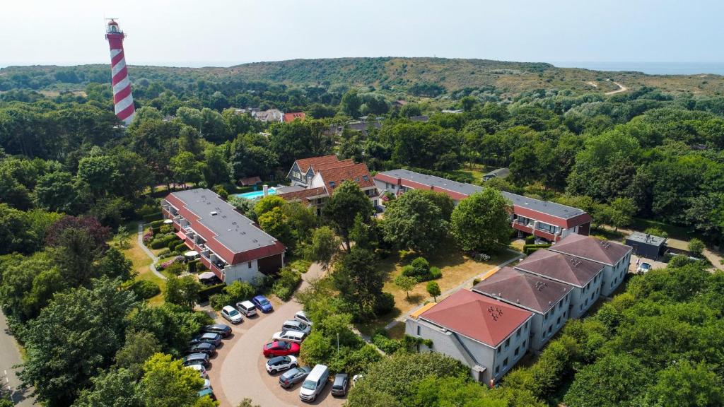 an aerial view of a school with a parking lot at Appartementen De Torenhoeve in Burgh Haamstede