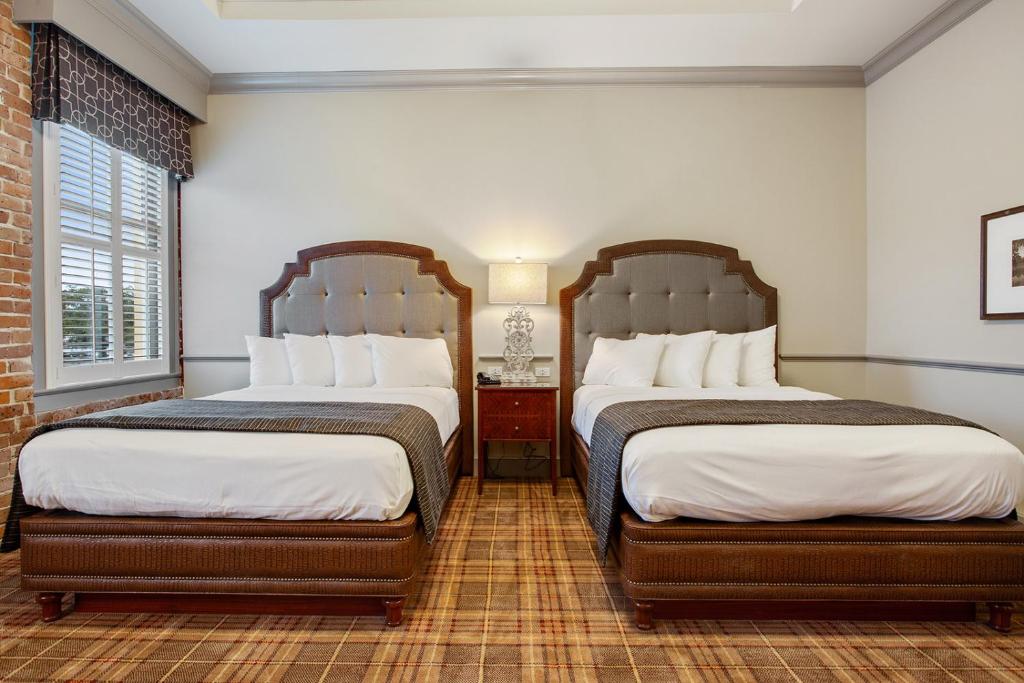 2 camas en una habitación con 2 camas sidx sidx sidx sidx sidx sidx en The Brakeman Hotel en Nueva Orleans