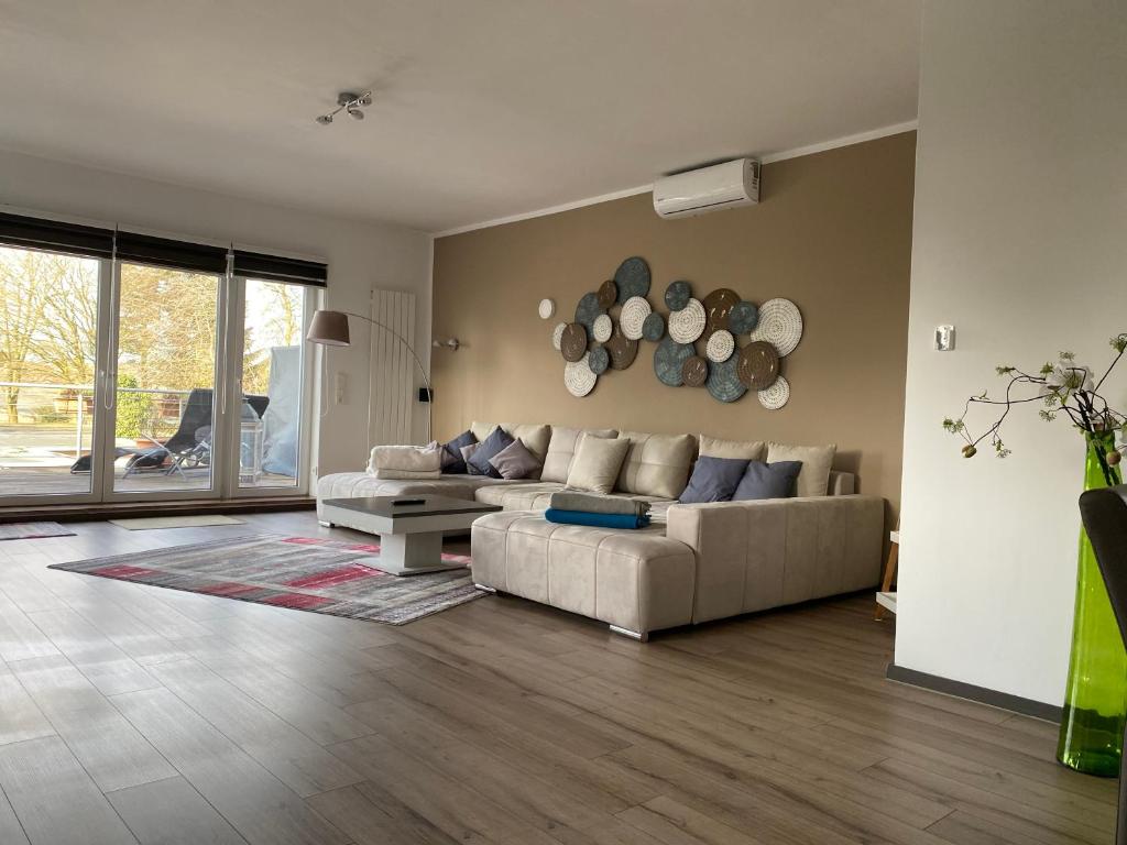 - un salon avec un canapé et une table dans l'établissement Stadtvilla Intzeplatz - Apartment Sylt, à Remscheid