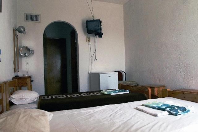 Postel nebo postele na pokoji v ubytování Myrmidon Hotel