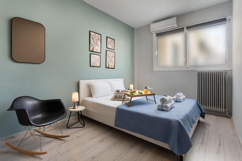 雅典的住宿－Premium Homes by Athens Stay，一间卧室配有一张带桌子和椅子的床