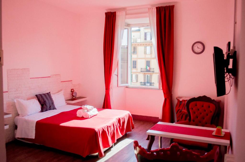 różowa sypialnia z łóżkiem i oknem w obiekcie Relais Cola Di Rienzo w Rzymie