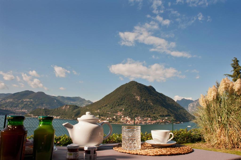 a table with a view of the water and mountains at LO SGUARDO in Sulzano