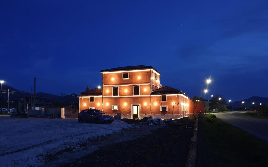 een huis waar 's nachts een auto voor geparkeerd staat bij Taverna Ferrigno in Padula