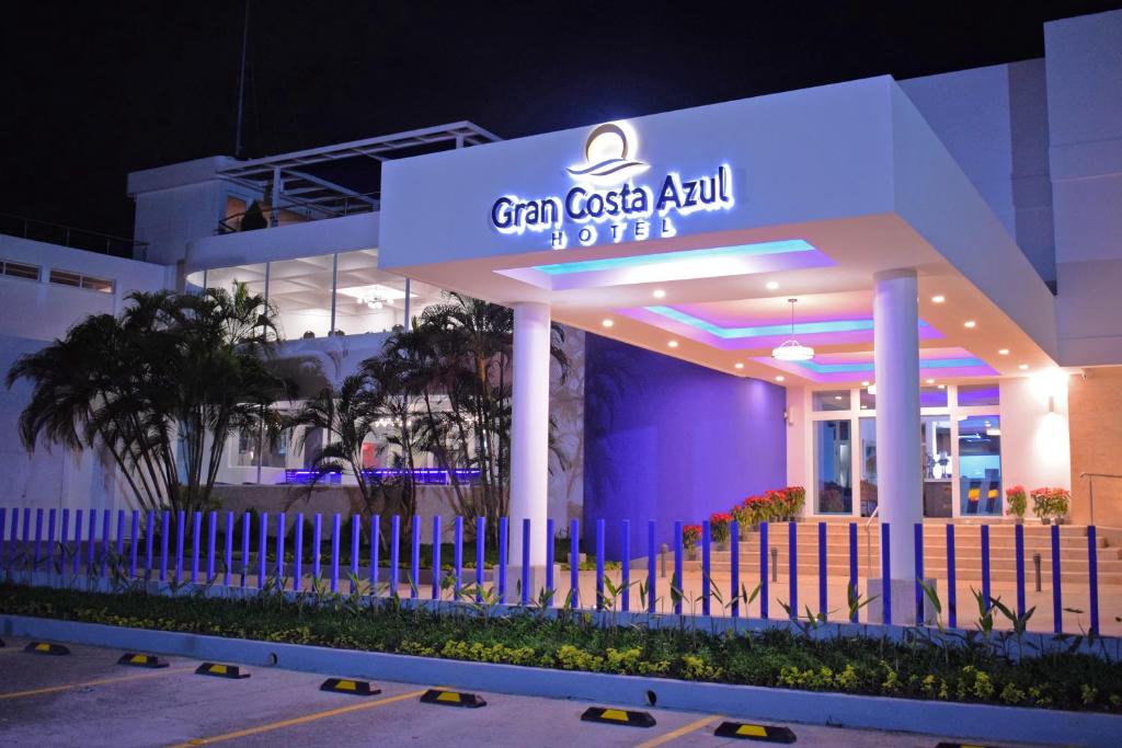 a building with a sign that reads green pasta alley at Hotel Gran Costa Azul in Puerto Santo Tomás de Castilla