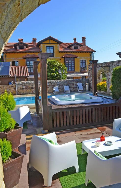The swimming pool at or close to Posada la Leyenda