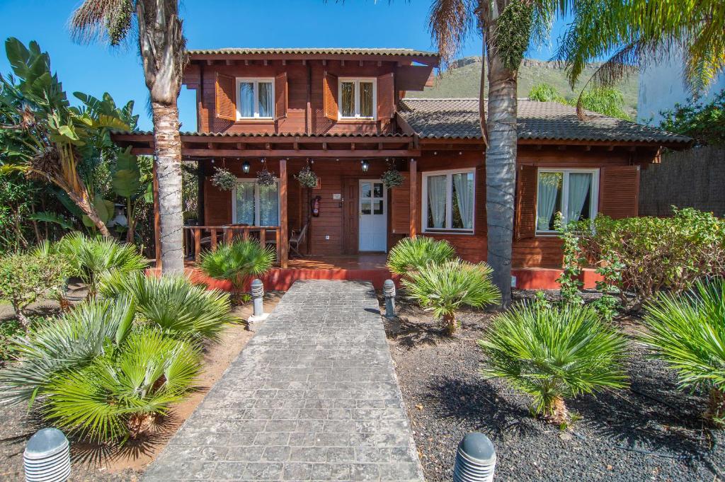 a house with a pathway leading to the front door at El Rincón Del Huroncillo in Tejina