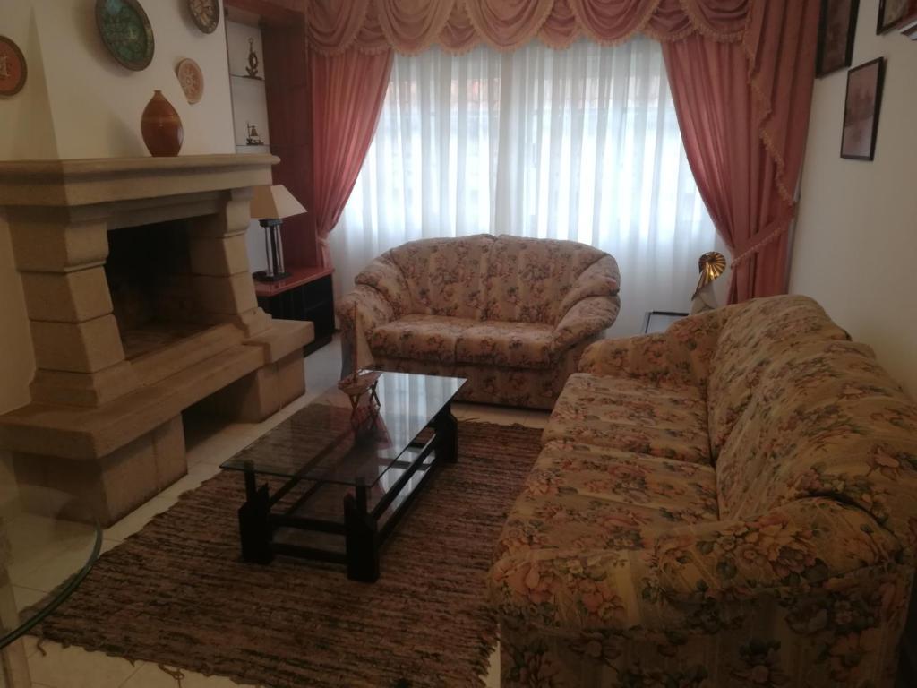 a living room with a couch and a chair at Piso de Verano in O Grove