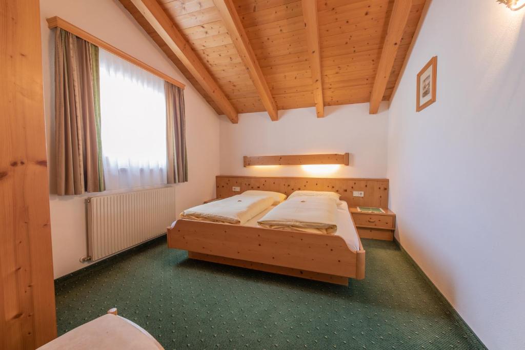 sypialnia z 2 łóżkami i dużym oknem w obiekcie Ferienheim Gabi w Neustift im Stubaital