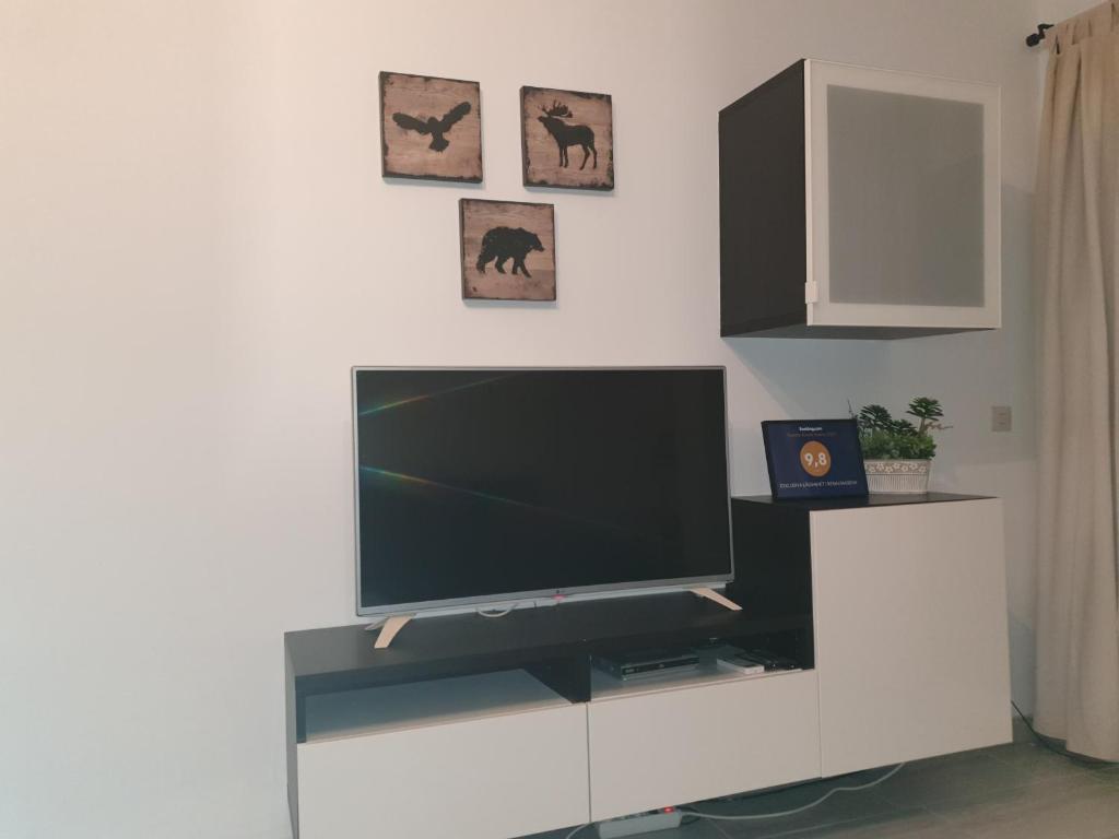Televízia a/alebo spoločenská miestnosť v ubytovaní EXKLUSIVA LÄGENHET I BENALMADENA