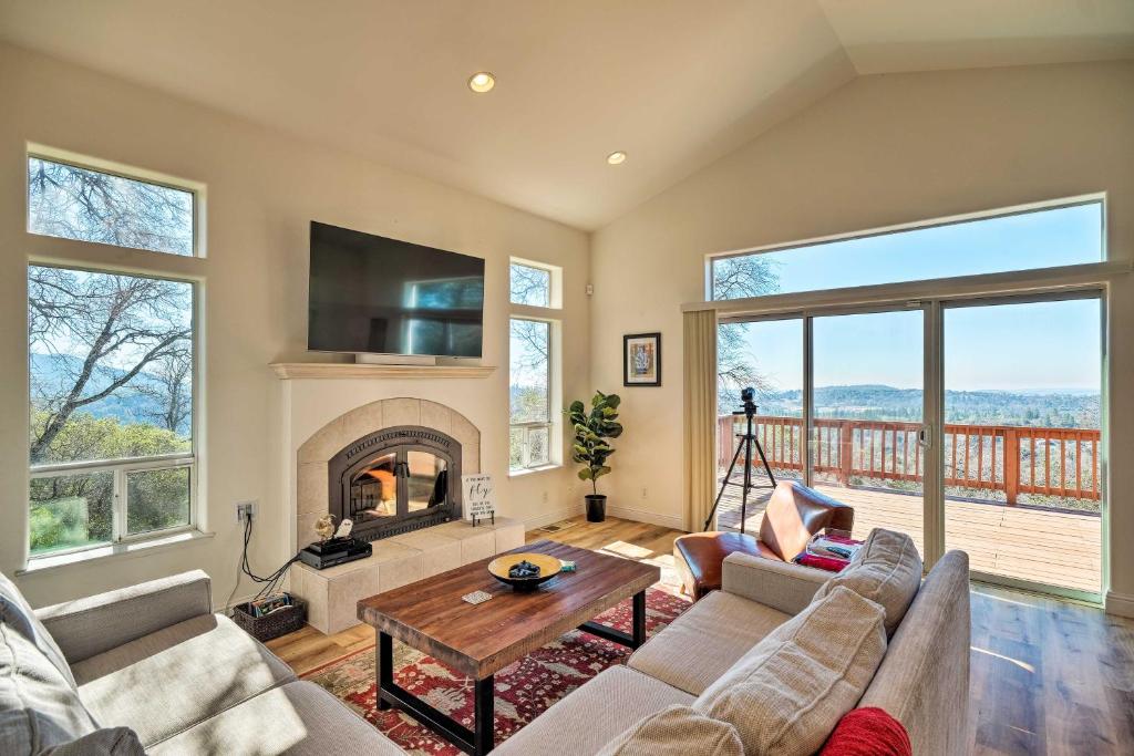 uma sala de estar com um sofá e uma lareira em Peaceful Retreat with Hot Tub and Sierra Mtn Views! em Columbia