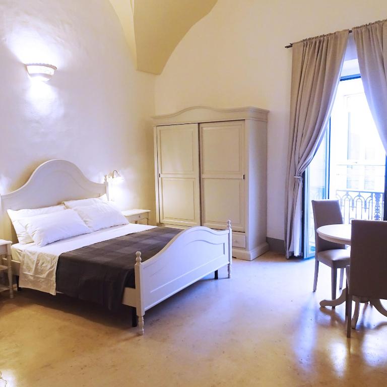 Posteľ alebo postele v izbe v ubytovaní Le Finestre Su Porta Carrese - Luxury Rooms