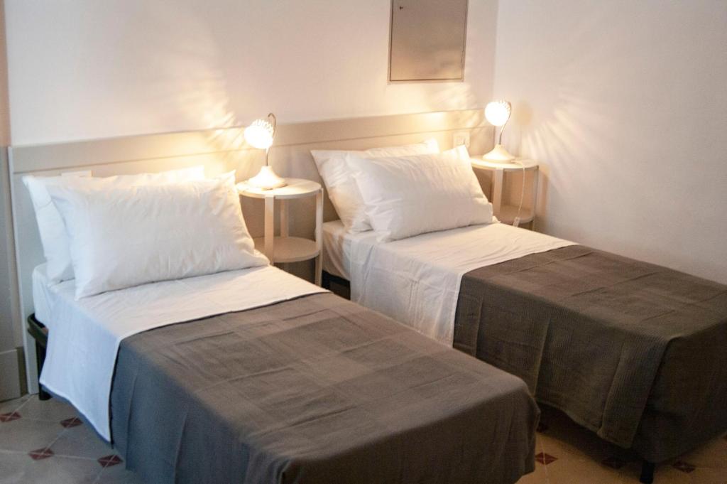 Posteľ alebo postele v izbe v ubytovaní Le Finestre Su Porta Carrese - Luxury Rooms