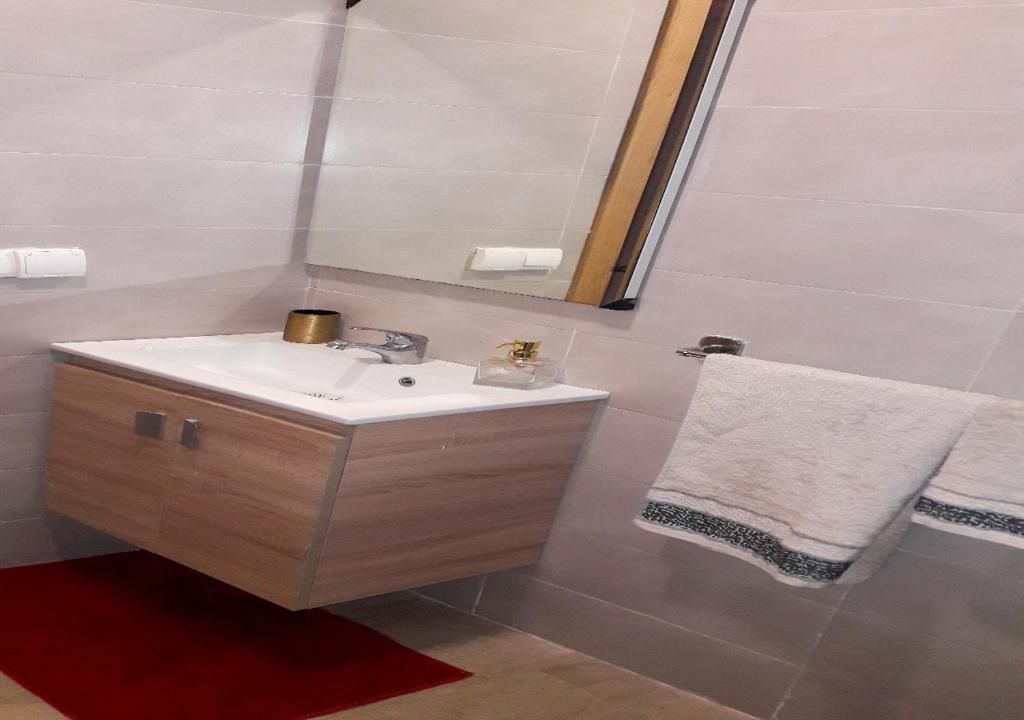 Kylpyhuone majoituspaikassa Charmant Appartement avec une vue imprenable