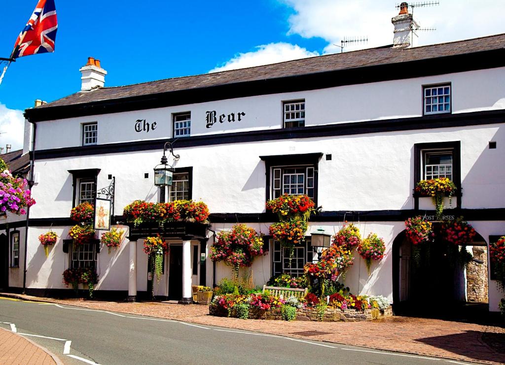 um edifício branco com flores em frente em Bear Crickhowell em Crickhowell