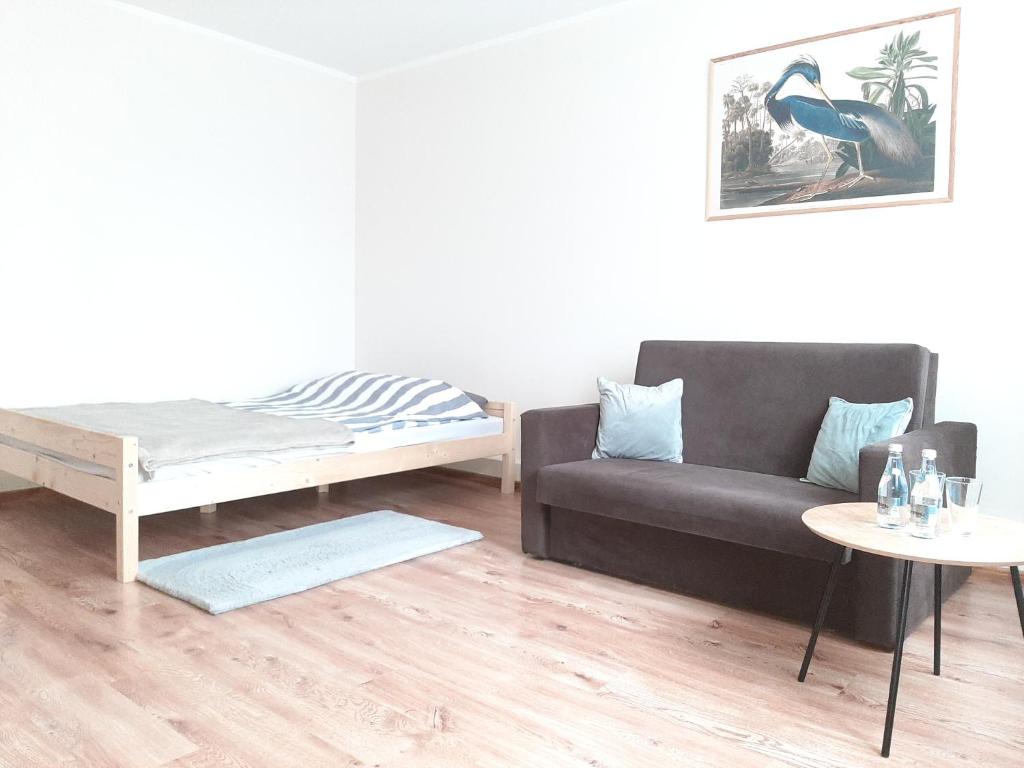 Sala de estar con sofá, cama y mesa en Mieszkanie na Krótkiej, en Stronie Śląskie