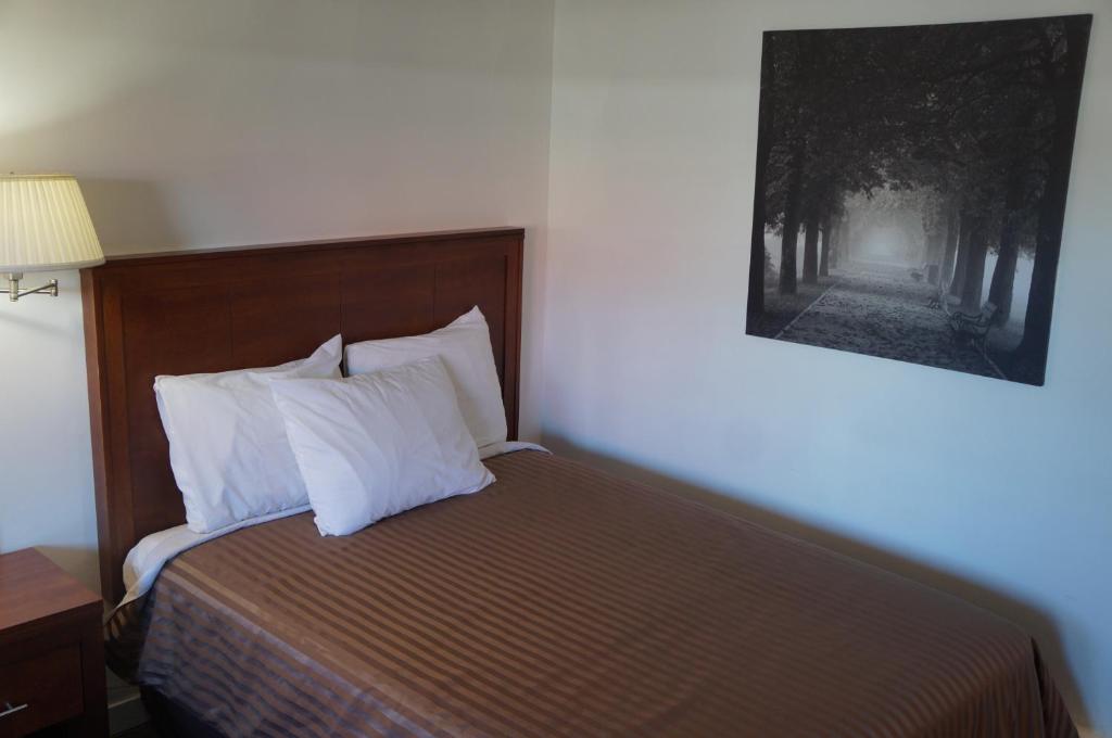 Postel nebo postele na pokoji v ubytování Westward Inn & Suites