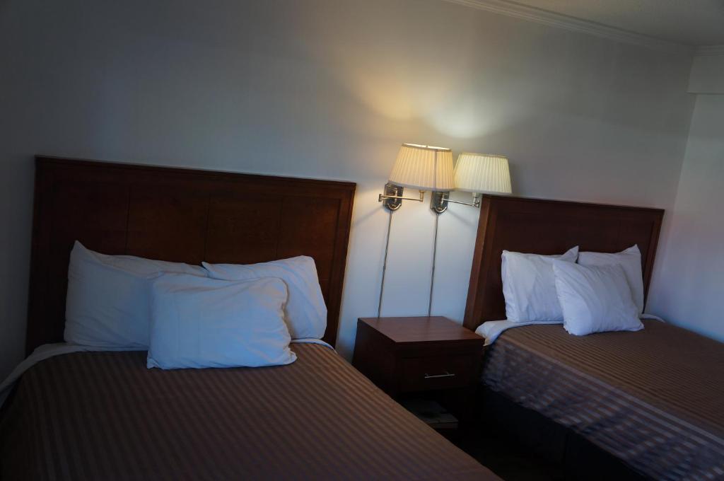Postel nebo postele na pokoji v ubytování Westward Inn & Suites