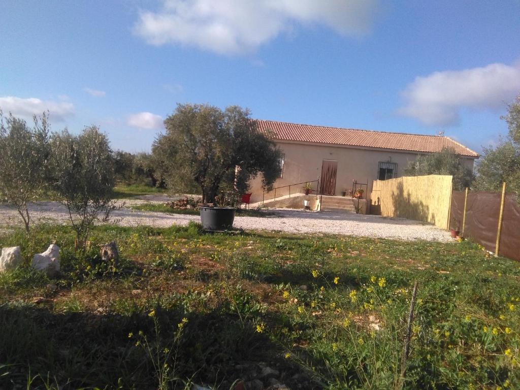 a house with a fence and a yard at Casita La Parchite in La Cimada