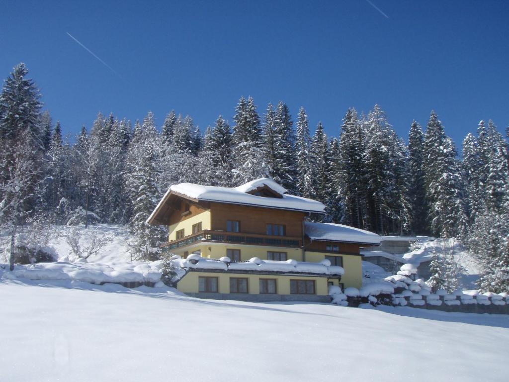 アルテンマルクト・イム・ポンガウにあるAustrian Alps - Haus Kienreichの雪に覆われた家