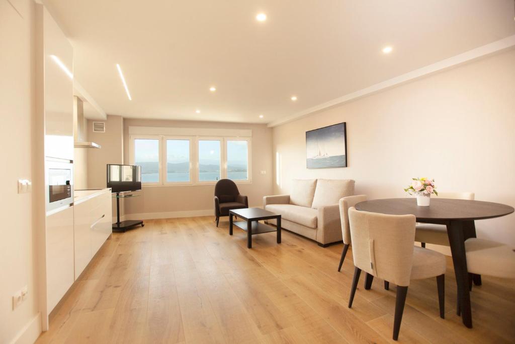 Televízia a/alebo spoločenská miestnosť v ubytovaní Apartamentos Reina Victoria