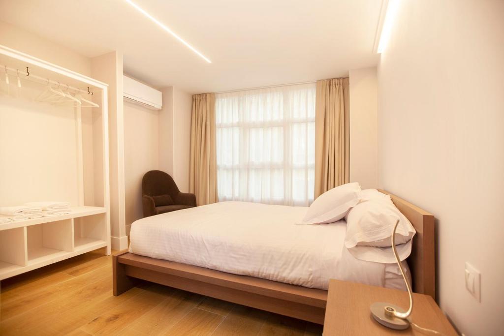 Posteľ alebo postele v izbe v ubytovaní Apartamentos Reina Victoria