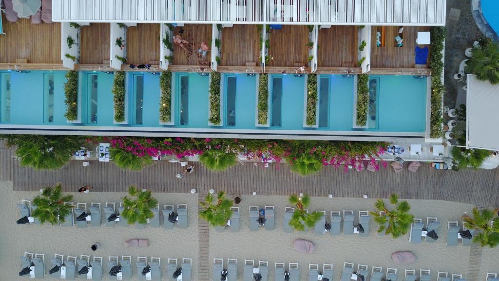 普拉迪斯亞羅斯的住宿－Mykonos Dove Beachfront Hotel，享有带海滩的建筑的顶部景色