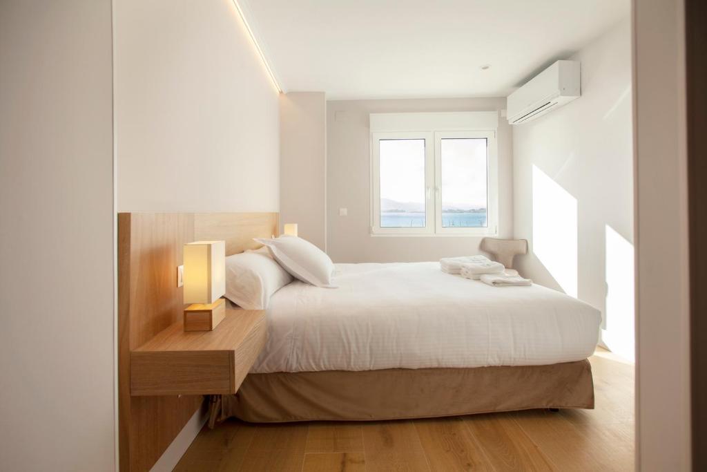 Posteľ alebo postele v izbe v ubytovaní Apartamentos Reina Victoria