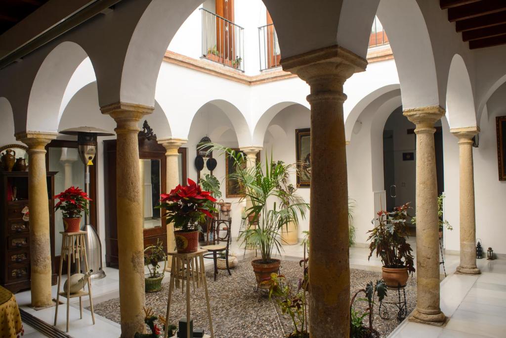 una habitación con columnas y macetas en Casa-Patio Axerquía, en Córdoba