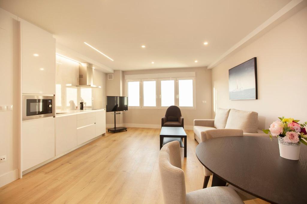 Televízia a/alebo spoločenská miestnosť v ubytovaní Apartamentos Reina Victoria