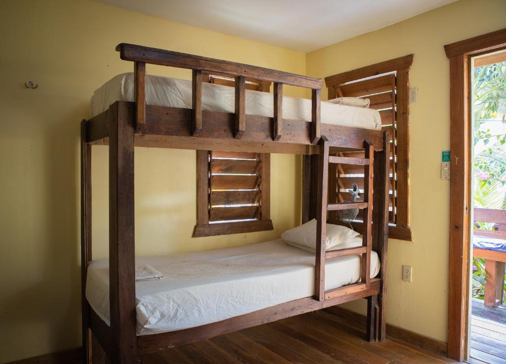 Postel nebo postele na pokoji v ubytování Roatan Backpackers' Hostel