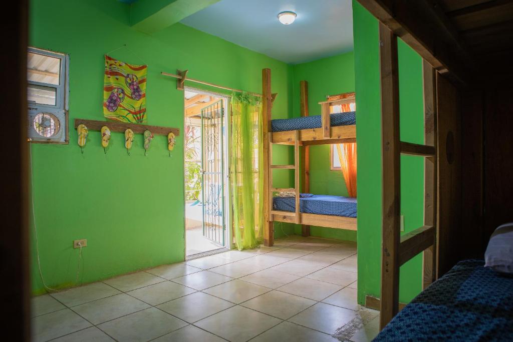 Postel nebo postele na pokoji v ubytování Roatan Backpackers' Hostel