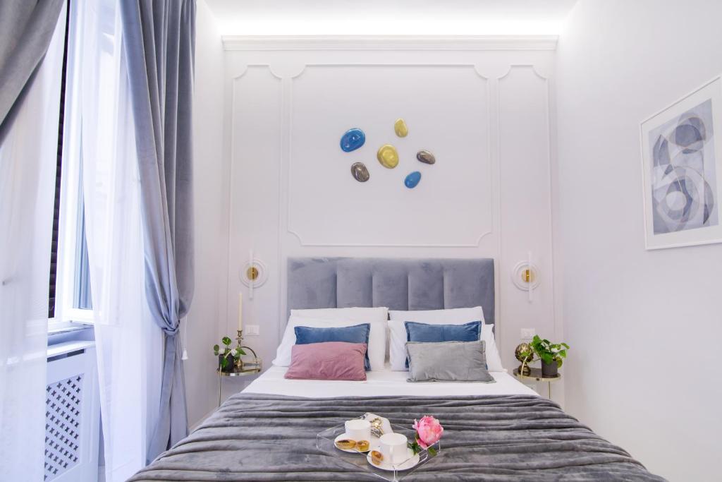 sypialnia z dużym łóżkiem z dwoma naczyniami w obiekcie Roma Deluxe Apartments w Rzymie
