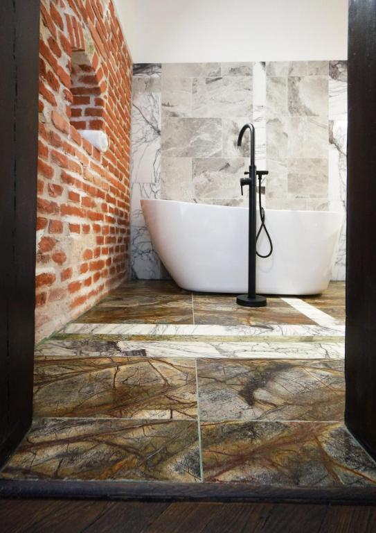 Kúpeľňa v ubytovaní Stylish Apartment in Krakow Old Town