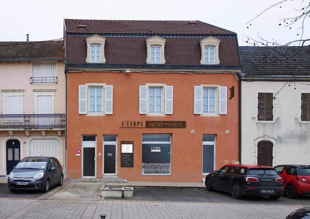 un edificio con auto parcheggiate di fronte di L'ETAPE DE SANTENAY a Santenay