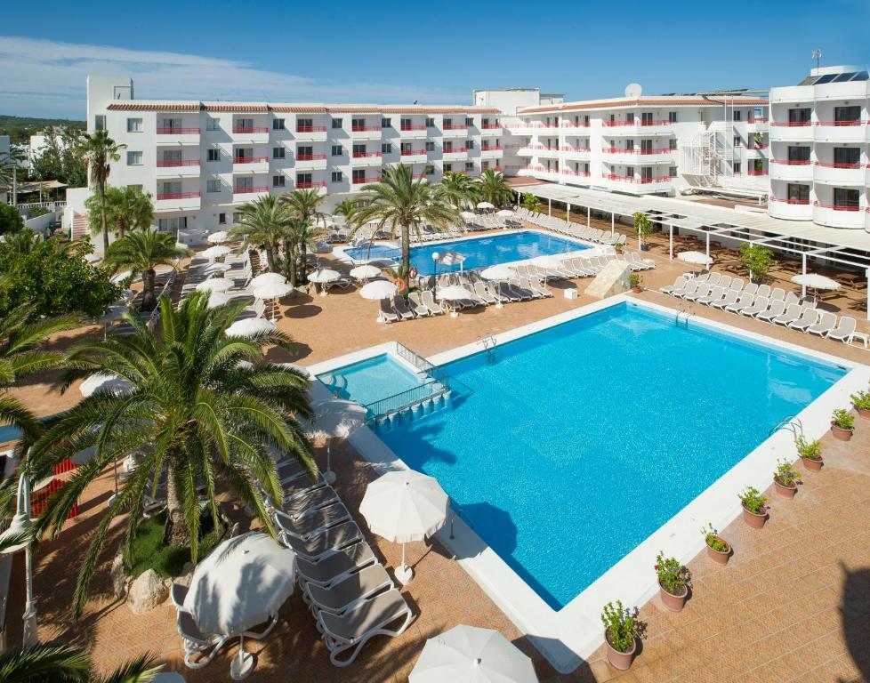 vista aerea su una piscina del resort di Coral Star Apartments a Baia di Sant'Antoni