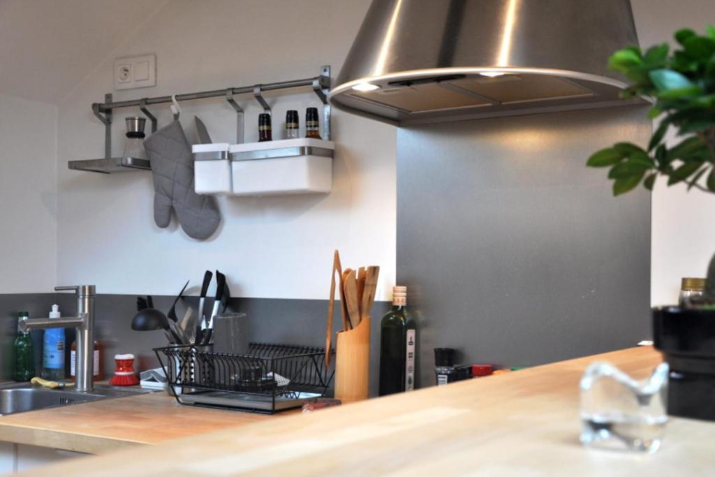 une cuisine avec un évier et un plan de travail dans l'établissement Charming Apartment In Boulogne, à Boulogne-Billancourt
