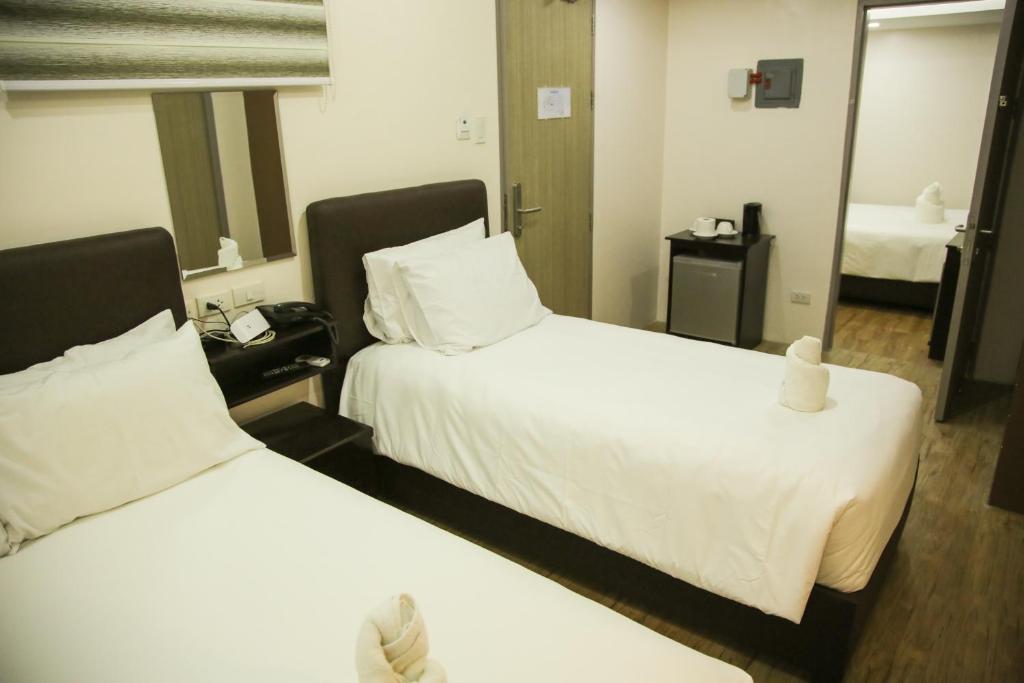 Postel nebo postele na pokoji v ubytování Emerald Island Hotel